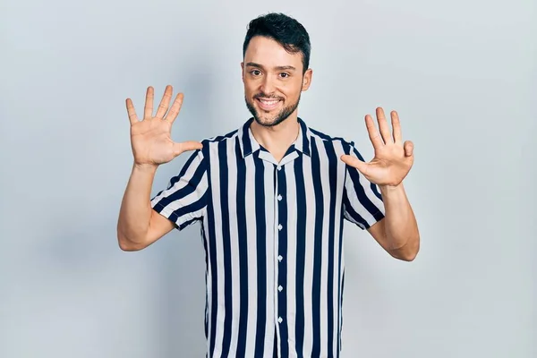 Jonge Latijns Amerikaanse Man Draagt Casual Kleding Tonen Wijzen Met — Stockfoto