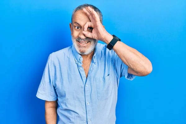 Schöner Älterer Mann Mit Bart Trägt Lässiges Blaues Hemd Lächelnd — Stockfoto