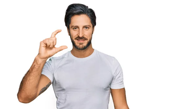 Junger Hispanischer Mann Lässigem Weißem Shirt Lächelnd Und Selbstbewusst Gestikulierend — Stockfoto