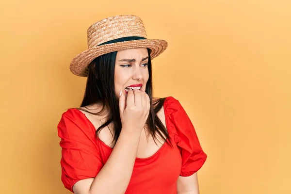 Mujer Hispana Joven Con Sombrero Verano Que Estresada Nerviosa Con —  Fotos de Stock