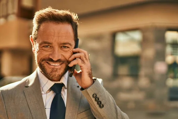 Hombre Negocios Mediana Edad Sonriendo Feliz Hablando Teléfono Inteligente Ciudad —  Fotos de Stock