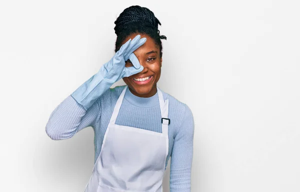 Молода Афроамериканська Жінка Одягнена Фартух Посміхається Радісно Робить Знак Добре — стокове фото