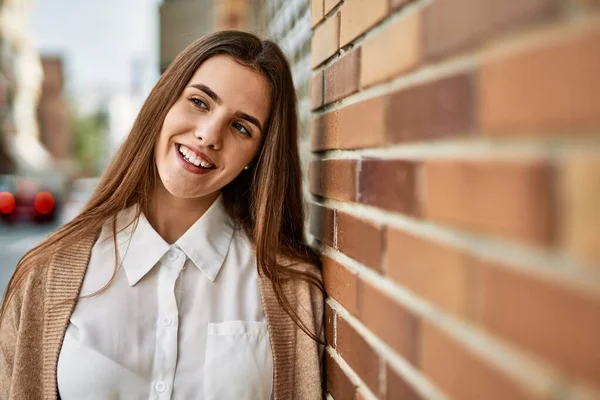 Νεαρή Ισπανίδα Επιχειρηματίας Χαμογελά Χαρούμενη Που Στέκεται Στην Πόλη — Φωτογραφία Αρχείου