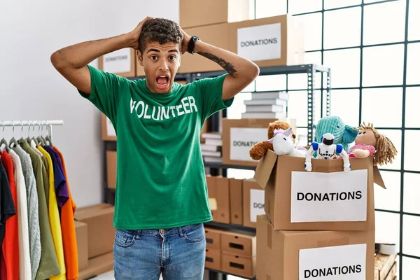 Joven Hombre Hispano Guapo Vistiendo Camiseta Voluntaria Las Donaciones Están — Foto de Stock