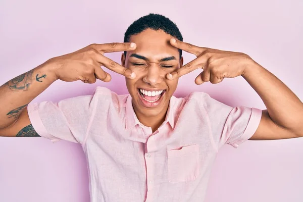 Ung Afrikansk Amerikansk Kille Gör Seger Tecken Och Fred Gest — Stockfoto