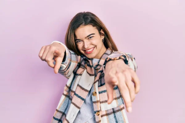 Ung Kaukasiska Flicka Bär Casual Kläder Pekar Dig Och Kameran — Stockfoto