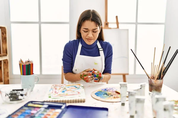 Jeune Femme Brune Studio Art Avec Les Mains Peintes Avec — Photo