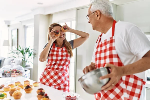 Casal Hispânico Meia Idade Cozinhar Cozinha Mulher Sorrindo Feliz Segurando — Fotografia de Stock