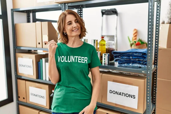 Middle Age Woman Wearing Volunteer Shirt Donations Stand Smiling Happy — Stock Photo, Image