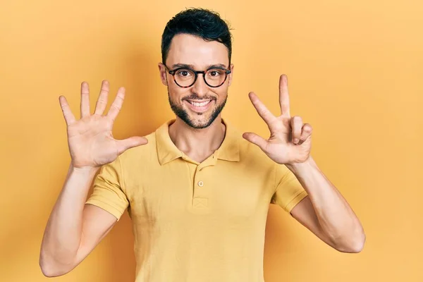 Ung Latinamerikan Man Bär Casual Kläder Och Glasögon Som Visar — Stockfoto