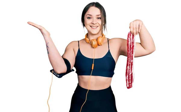 Menina Hispânica Jovem Vestindo Sportswear Segurando Carne Celebrando Vitória Com — Fotografia de Stock