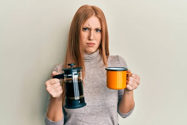 Mujer Irlandesa Joven Bebiendo Café Italiano Escéptico Nervioso Frunciendo Ceño — Foto de Stock