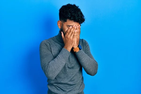 Homem Árabe Com Barba Vestindo Camisola Gola Alta Com Expressão — Fotografia de Stock