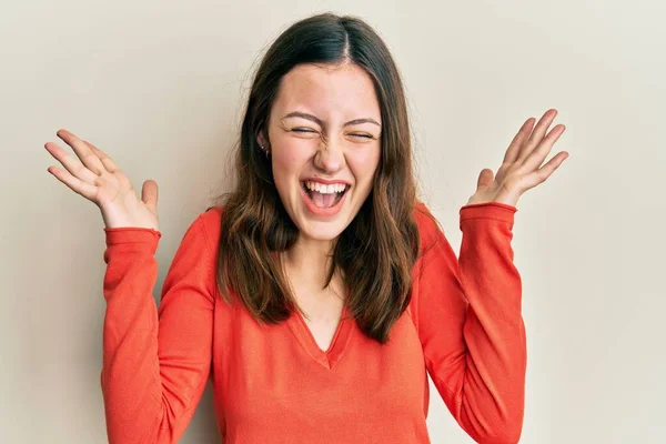 Jeune Femme Brune Portant Des Vêtements Décontractés Célébrant Fou Fou — Photo