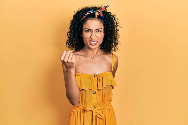 Jong Latijns Meisje Draagt Zomerjurk Boos Gek Opvoeding Vuist Gefrustreerd — Stockfoto