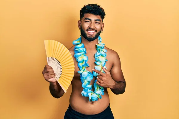 Arabský Muž Vousy Sobě Hawaiian Lei Drží Ruční Vějíř Šťastně — Stock fotografie