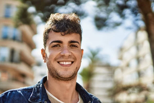 Jovem Hispânico Sorrindo Feliz Cidade — Fotografia de Stock