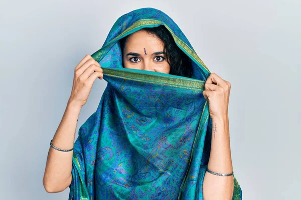 若いですインド人女性身に着けていますSariカバー頭と顔 伝統的なスカーフでエレガントなポーズをします — ストック写真