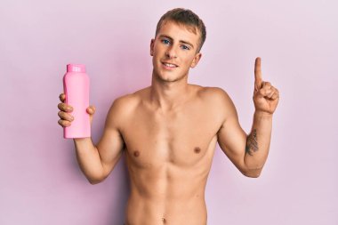 Kafkasyalı genç adam elinde şampuan şişesi tutarken bir fikir ya da soru işareti ile şaşırdı. 