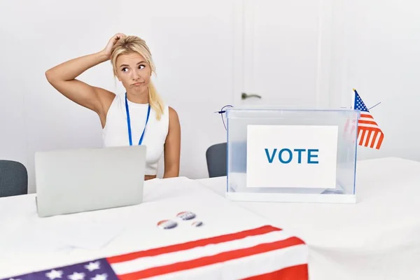 Młoda Biała Kobieta Amerykańskiej Kampanii Politycznej Myli Zastanawia Się Nad — Zdjęcie stockowe