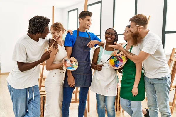 Gruppo Persone Sorridenti Felici Piedi Allo Studio Arte — Foto Stock