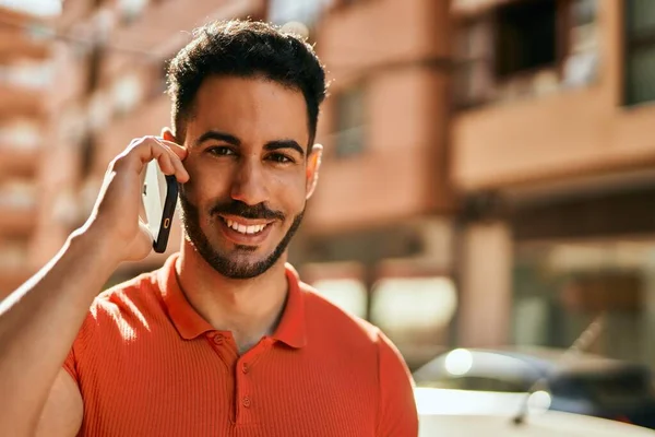 Ung Latinamerikansk Man Ler Glad Talar Smartphone Staden — Stockfoto