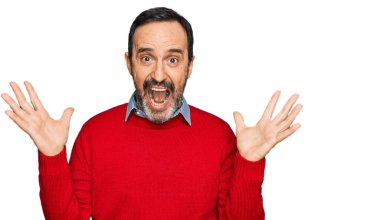 Orta yaşlı İspanyol bir adam gündelik kıyafetler giyip çılgınlığı kutluyor ve başarıya hayret ediyor. Kolları açık, gözleri açık, heyecanlı çığlıklar atıyor. Kazanan konsept 