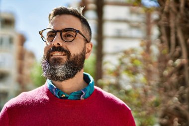 Genç İspanyol yönetici şehirde mutlu bir şekilde dikiliyor..