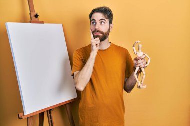 Beyaz sakallı, boyacı sehpasının yanında duran, manikin gibi ciddi bir suratı olan, eli çenesinde soru soran, kafa karıştırıcı bir fikir olan beyaz bir adam. 