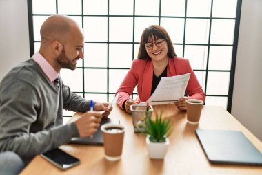 Ofiste çalışırken gülümseyen iki İspanyol iş adamı..