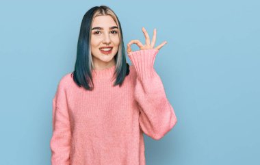 Pembe yün kazak giyen, gülümseyen genç, modern bir kız el ve parmaklarıyla 