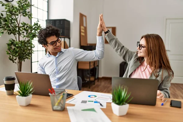 Dos Trabajadores Negocios Sonriendo Feliz Alta Cinco Oficina — Foto de Stock