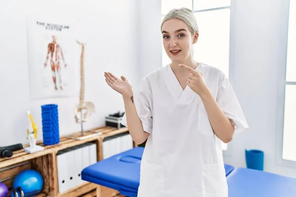 Jeune Femme Caucasienne Travaillant Clinique Récupération Douleur Étonné Souriant Caméra — Photo