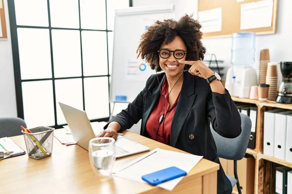 Afro Americana Com Cabelo Afro Trabalhando Escritório Usando Fone Ouvido — Fotografia de Stock