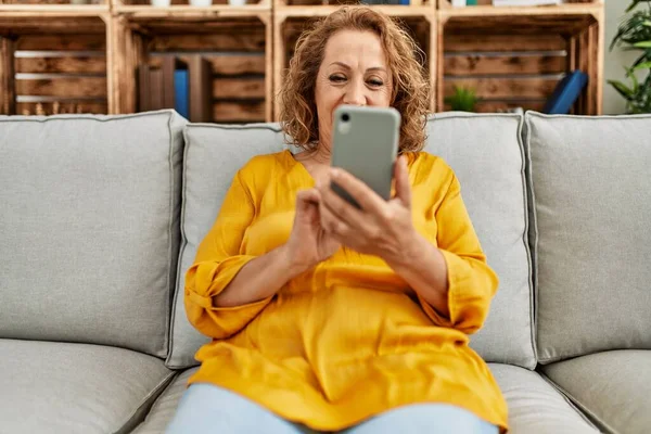 Kaukasische Frau Mittleren Alters Sitzt Mit Smartphone Hause Auf Dem — Stockfoto