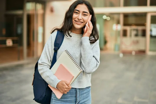 Giovane Studentessa Del Medio Oriente Sorridente Felice Parlando Sullo Smartphone — Foto Stock