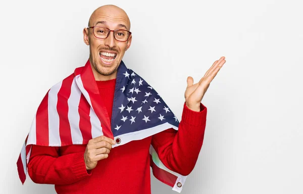 Skallig Man Med Skägg Lindad Runt Usa Flagga Firar Seger — Stockfoto