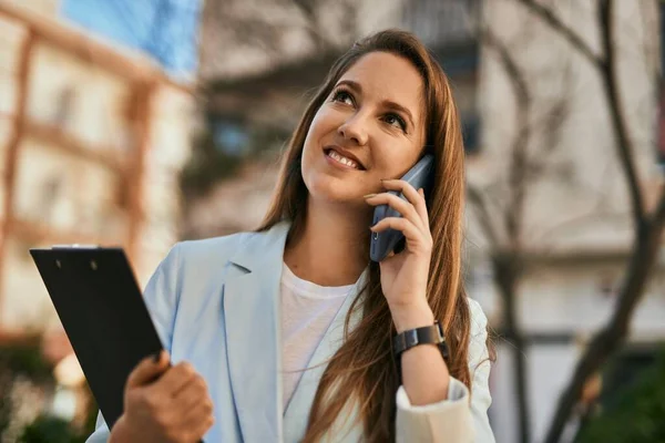 Ung Blond Affärskvinna Ler Glad Prata Smartphone Staden — Stockfoto