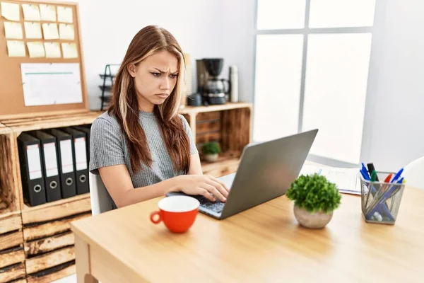 Jonge Brunette Vrouw Werkt Kantoor Met Laptop Sceptisch Nerveus Fronsend — Stockfoto