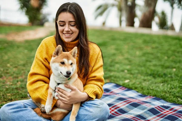 Schöne Junge Frau Umarmt Glücklichen Shiba Inu Hund Park — Stockfoto