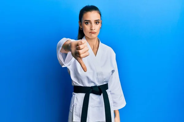 Güzel Esmer Siyah Kuşaklı Karate Üniformalı Genç Bir Kadın Mutsuz — Stok fotoğraf