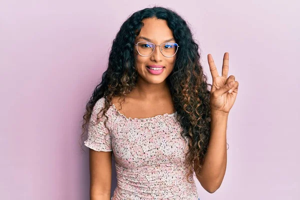 Jonge Latijnse Vrouw Casual Kleding Een Bril Glimlachend Met Een — Stockfoto