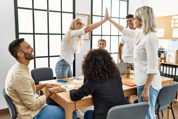 Due Lavoratori Sorridenti Felici Batti Cinque Durante Riunione Ufficio — Foto Stock