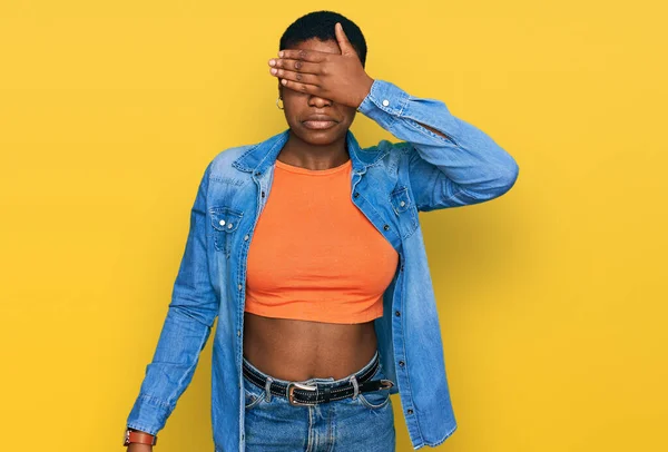 Jonge Afro Amerikaanse Vrouw Die Casual Kleren Draagt Die Ogen — Stockfoto