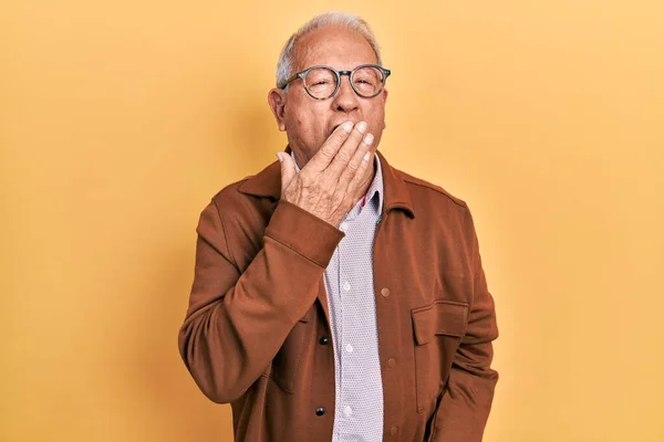 Hombre Mayor Con Pelo Gris Con Chaqueta Casual Gafas Aburridas —  Fotos de Stock