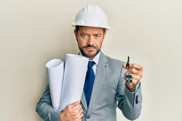 Homem Arquiteto Meia Idade Usando Capacete Segurança Segurando Plantas Chave — Fotografia de Stock