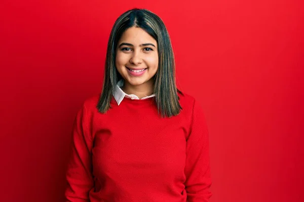 Mujer Latina Joven Que Viste Ropa Casual Con Una Sonrisa —  Fotos de Stock