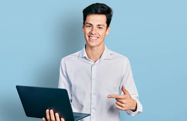 Jonge Spaanse Zakenman Werkt Met Behulp Van Computer Laptop Glimlachen — Stockfoto