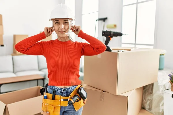 Femme Aux Cheveux Gris Moyen Âge Portant Casque Sécurité Debout — Photo