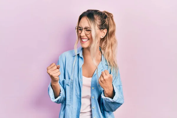 Hermosa Joven Rubia Vistiendo Ropa Casual Gafas Emocionadas Por Éxito — Foto de Stock